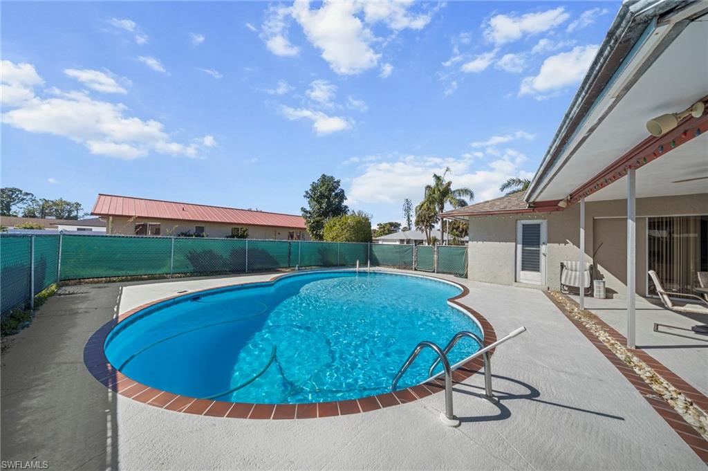 2172 Lochmoor CIR
