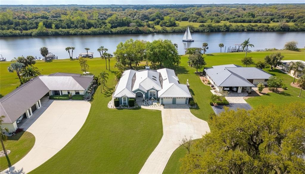 1261 Riverbend DR
