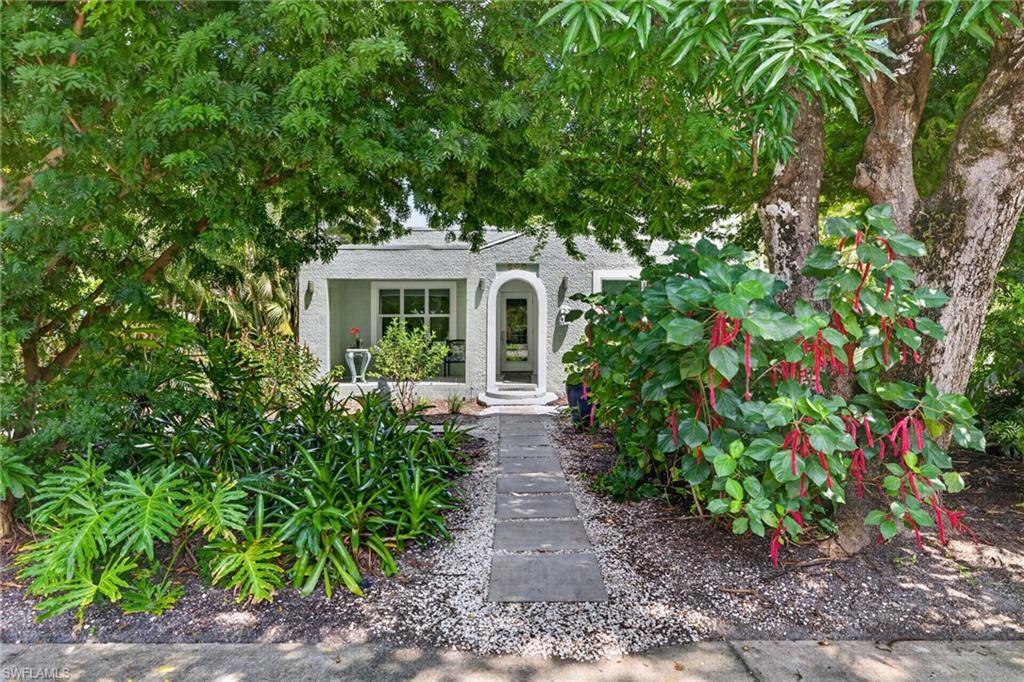 817/825 Julia ST