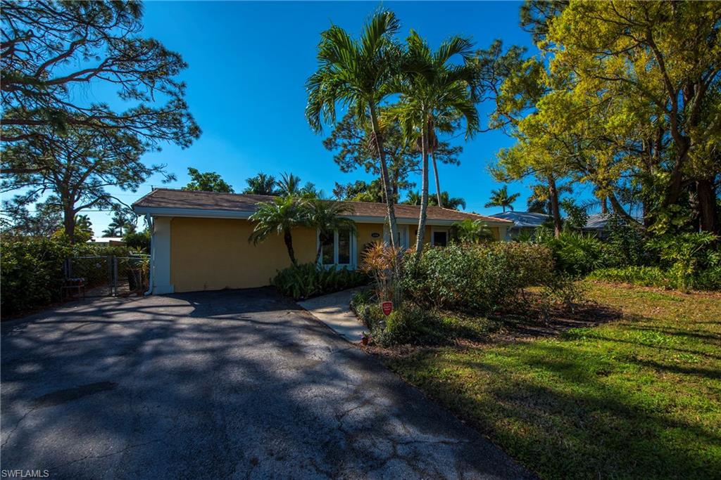 1154 Cooper DR, NAPLES FL 34103