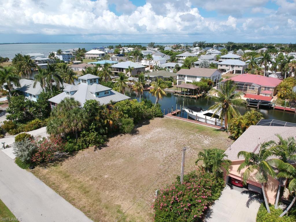 2373 Cherimoya LN, ST. JAMES CITY FL 33956