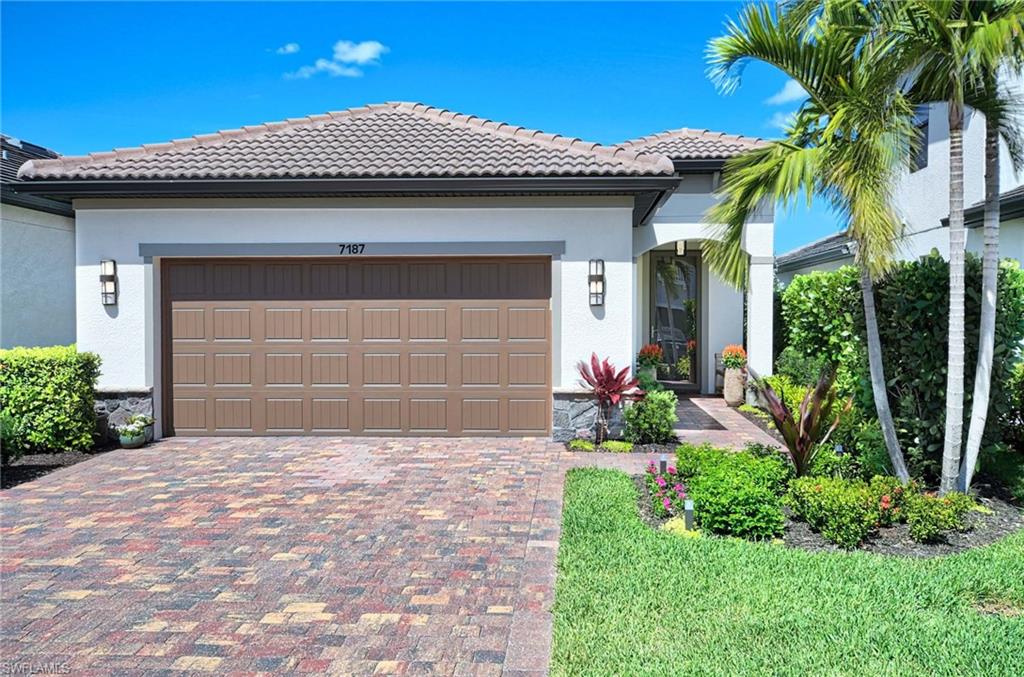 7187 Wilton DR, NAPLES FL 34109