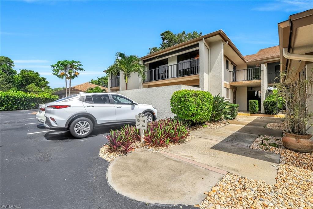 576 Retreat DR # 201, NAPLES FL 34110