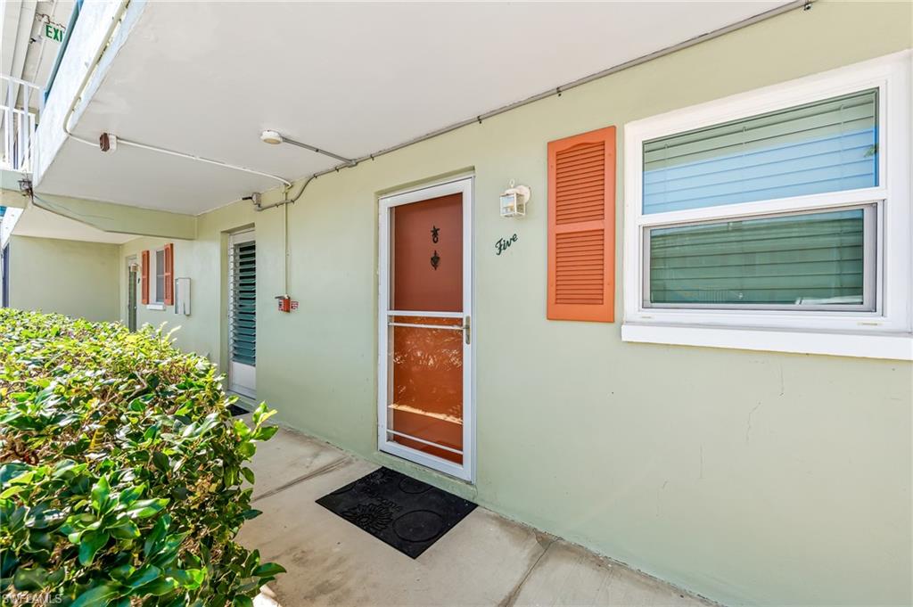 200 Valley Stream DR # 5B, NAPLES FL 34113