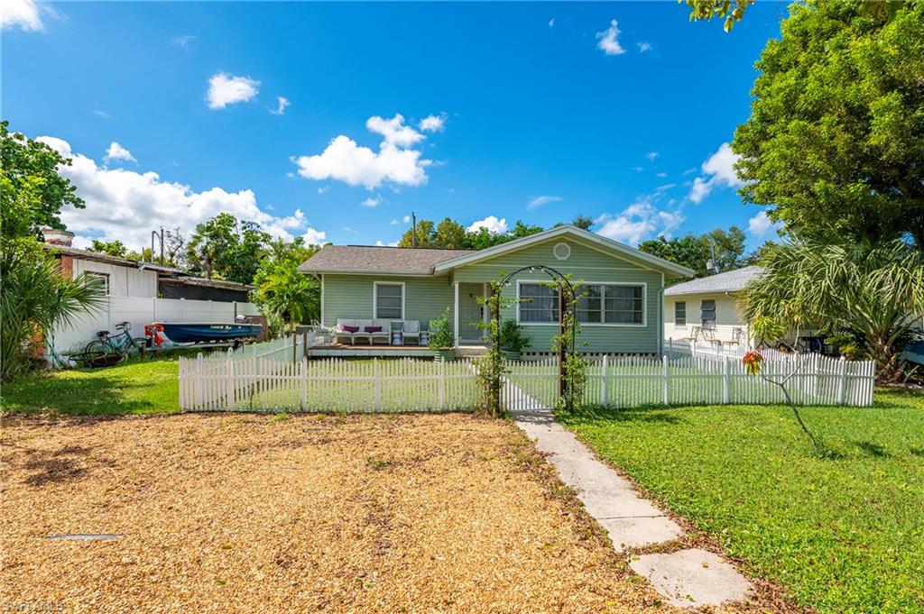 2432 Washington AVE, NAPLES FL 34112