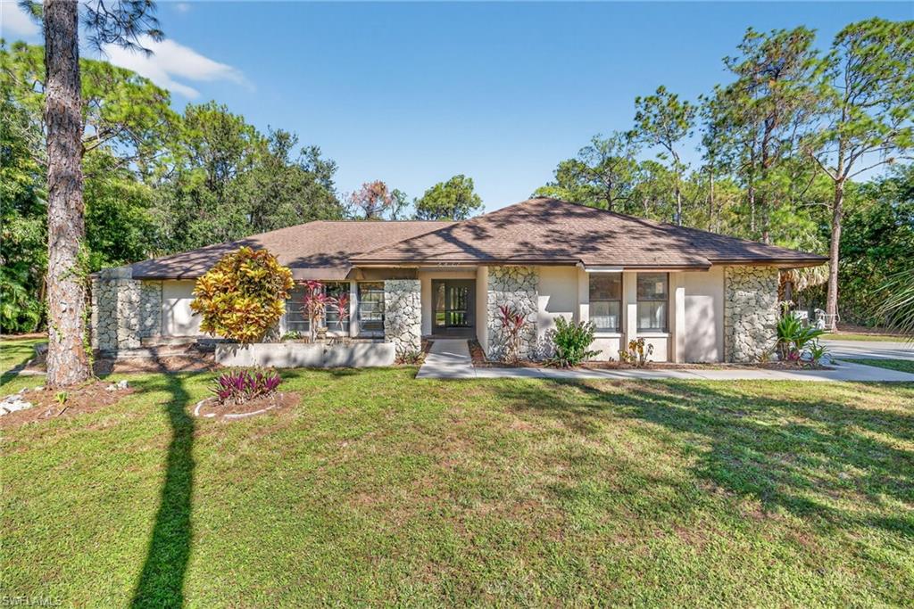 6811 Sandalwood LN, NAPLES FL 34109